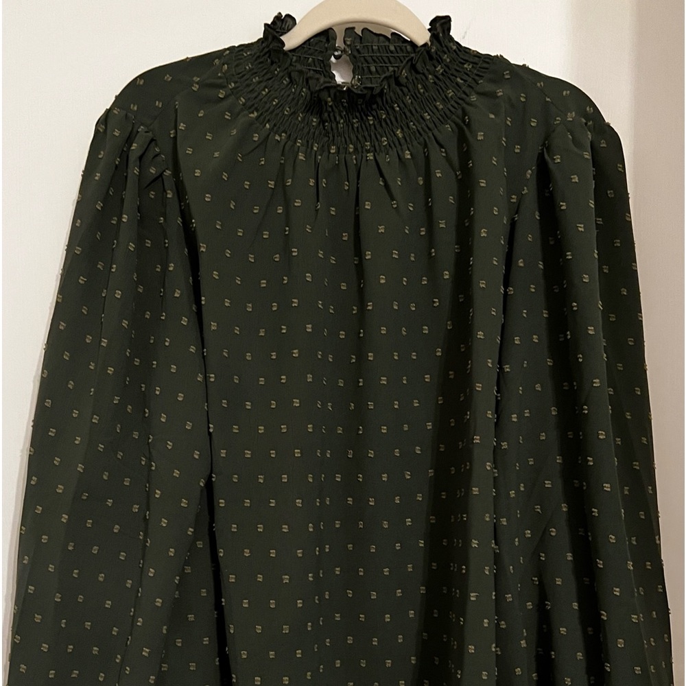 NWOT Easel Brand Women’s blouse*green with tan dots.Medium;wear with jeans/skirt